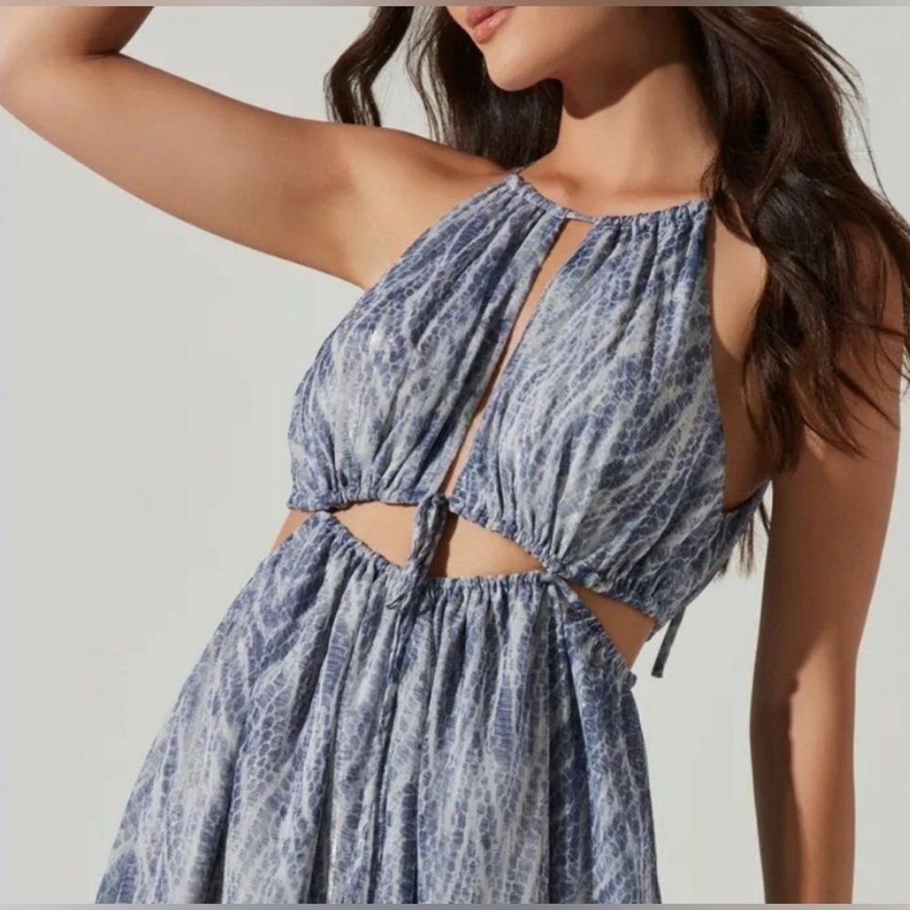 🦋 ASTR The Label Blue Print Maxi Dress – Cutout Sides - Halter Style - Picture 2 of 10